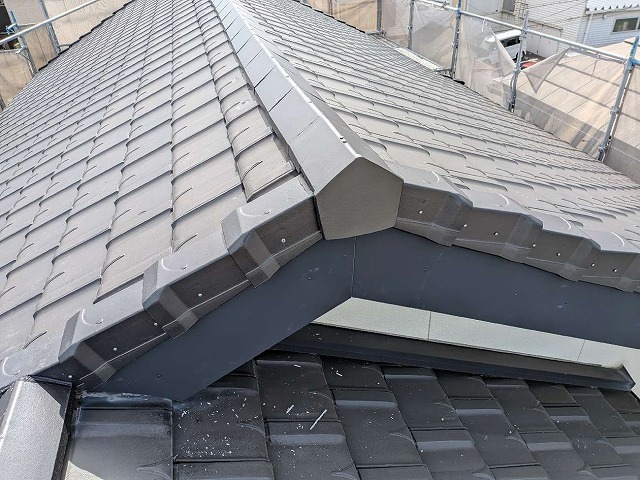 一宮市の陶器瓦屋根の住宅で棟板金と同質役物との取り替え改修、最終仕上げの棟瓦設置