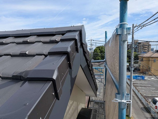 一宮市の屋根にて実施のケラバおよび棟役物取り替え改修工事のビフォーアフター