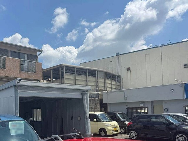 愛知郡東郷町にて中古車販売店ガレージの現場調査、夏の暑さを軽減する断熱工事を実施