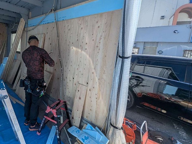 ガレージ断熱工事で壁面への構造用合板張り仕上げ