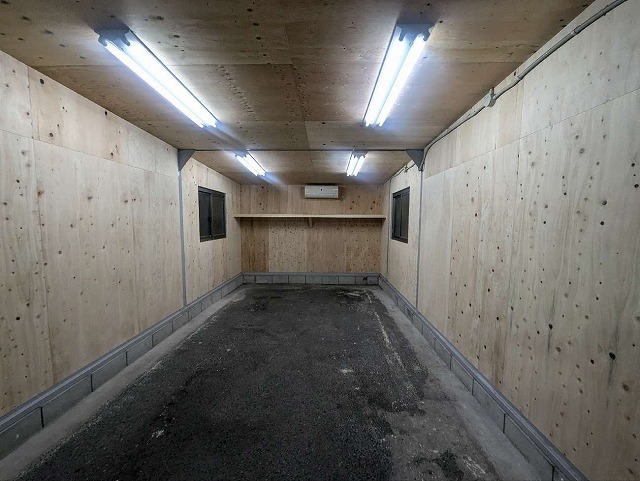 愛知郡東郷町で作業スペースとして活用するガレージの断熱工事、棚や照明器具の取り付け