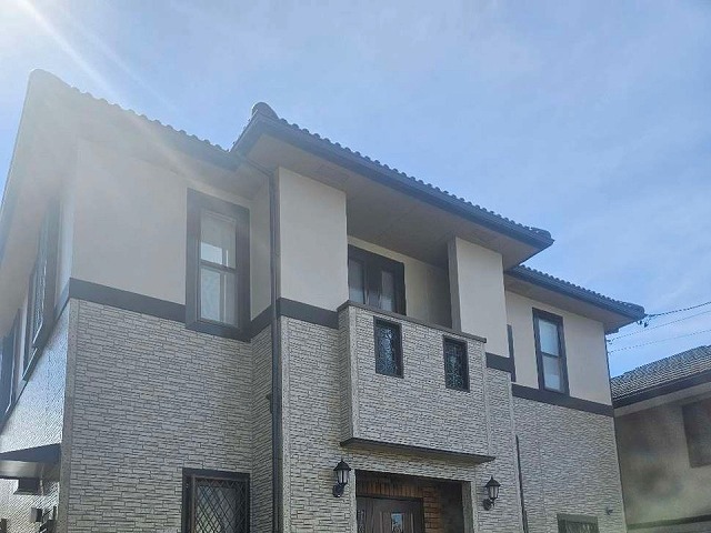 豊田市の住宅で屋根の棟瓦取り直しを実施、安全と品質を確保するための足場設置工程