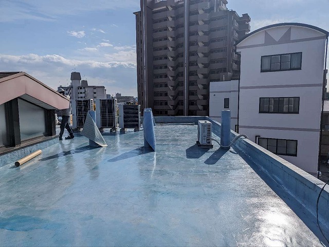 名古屋市天白区で通気緩衝工法による屋上防水工事、プライマー塗布と通気緩衝シート敷設