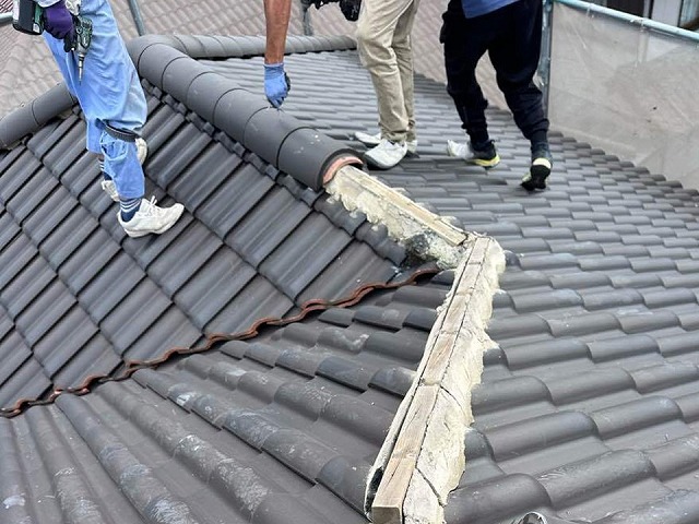 屋根棟瓦取り直し工事の既存棟瓦の取り外し工程