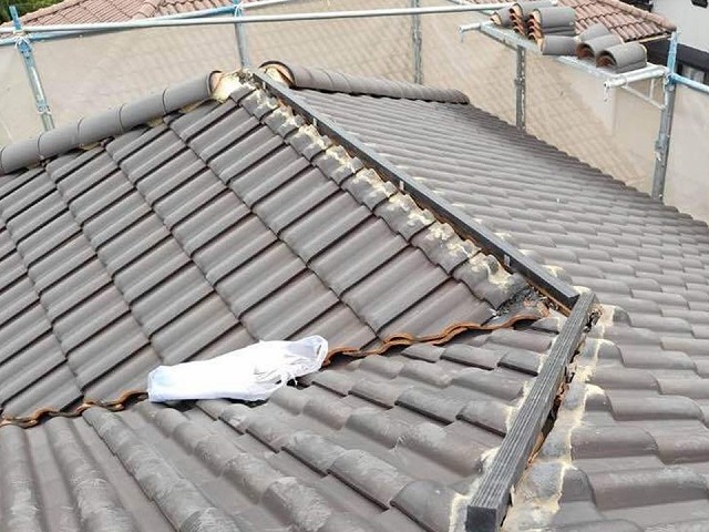 豊田市にて長期的な固定力を発揮する樹脂垂木を用いた棟瓦取り直しの下地づくり