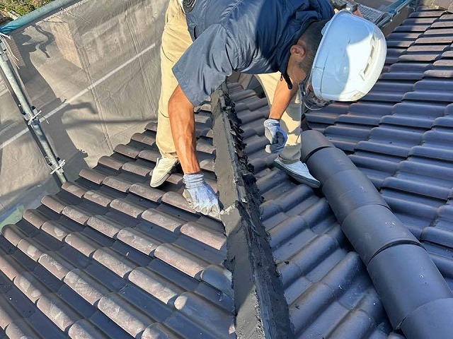 豊田市の屋根棟瓦取り直し工事、南蛮漆喰を用いて防水性に優れる強固な土台を構築