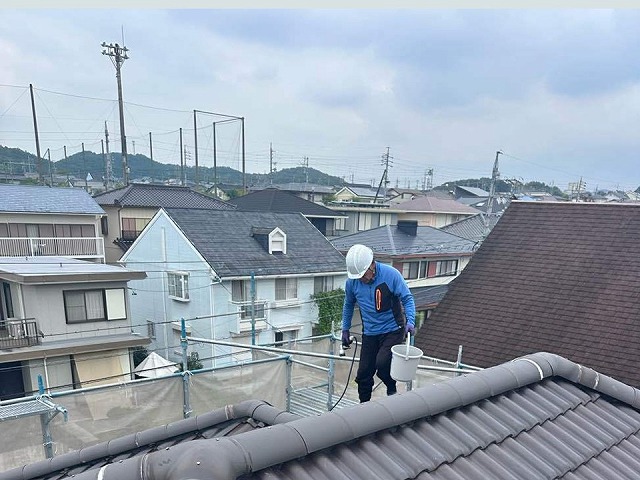 豊田市で瓦屋根の棟取り直し工事、土台形成後に棟瓦を再設置して安定性と耐久性を向上