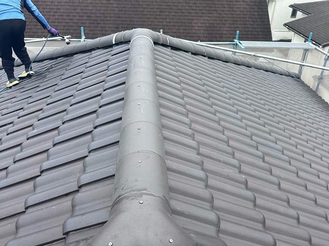 豊田市の住宅屋根にて経年劣化した棟瓦の取り直しや谷板金塗装の完成後状況