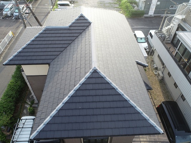 豊田市で瓦屋根の無料点検、大棟や隅棟の板金役物に激しい色あせやサビを確認