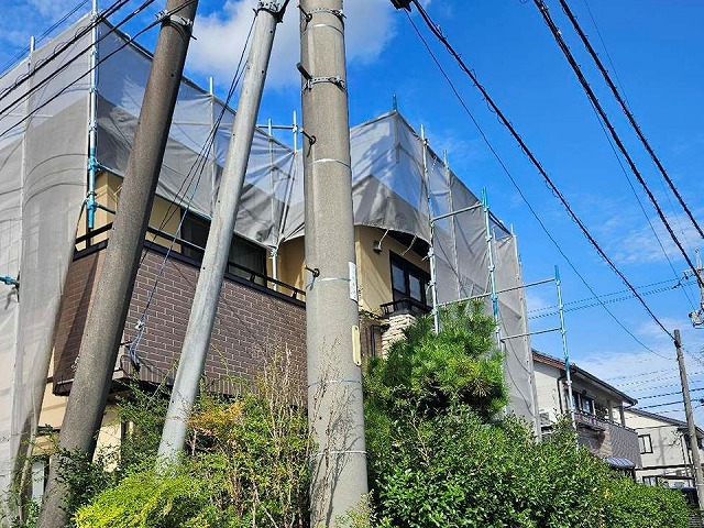 屋根棟部役物取り替え工事の足場設置完了状況
