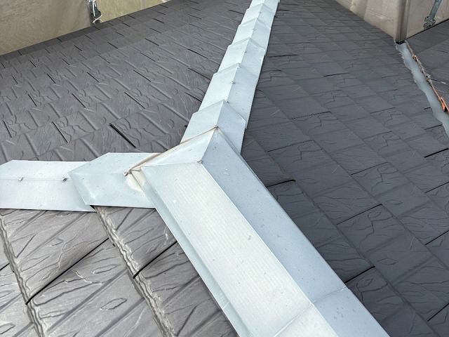 棟部役物取り替え改修工事の施工前状況