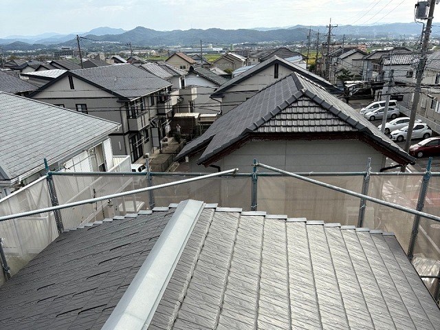 豊田市で足場設置後に屋根の状況を再確認、良好な状態の平板瓦と劣化が進んだ板金役物