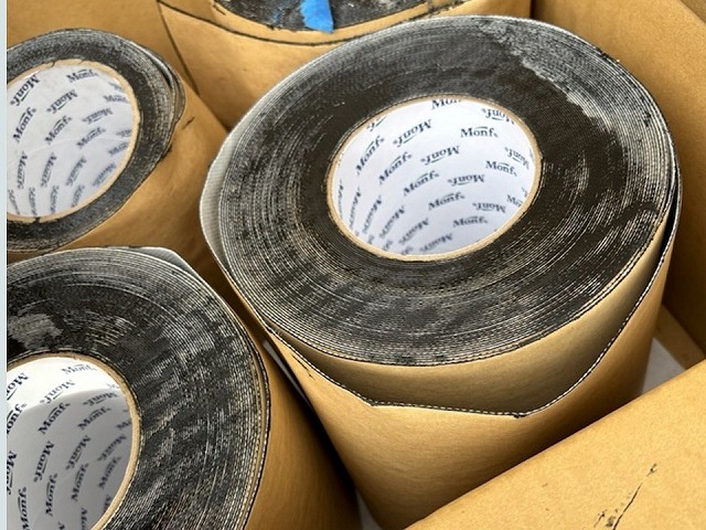 棟部役物取り替え改修工事の差し棟板金に貼り付ける防水テープ