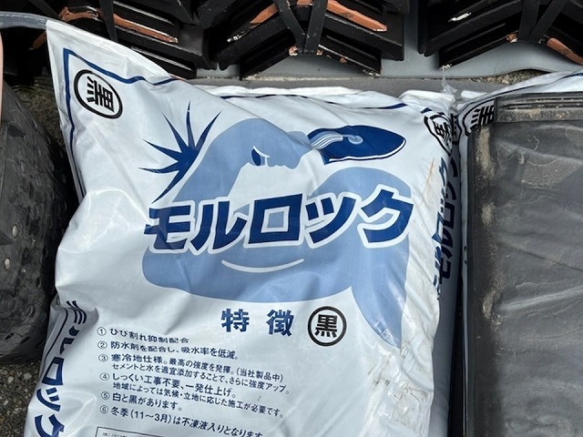 棟部役物取り替え改修工事の土台づくりに使用したモルロック