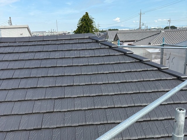 棟部役物取り替え改修工事の棟瓦設置による仕上げ工程