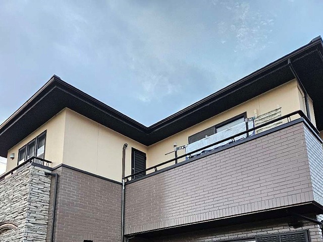 豊田市の住宅にて棟部の役物取り替え改修工事、機能的で高級感のある仕上がりを実現