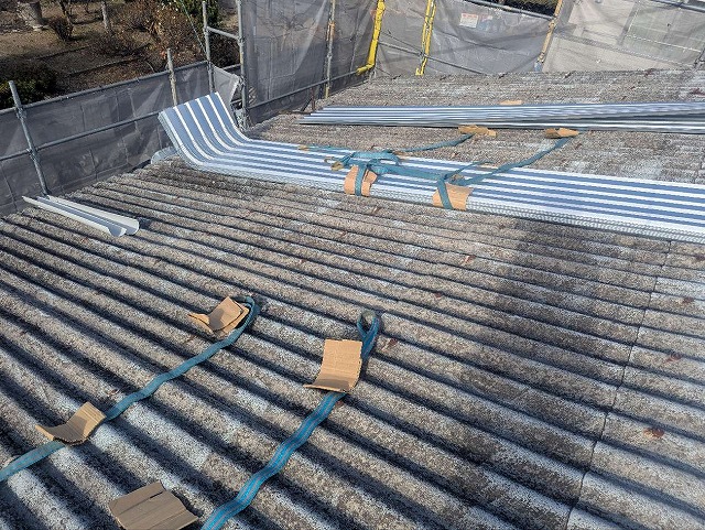 貸倉庫屋根カバー工事で使用するガルバリウム鋼板製折板屋根の搬入状況