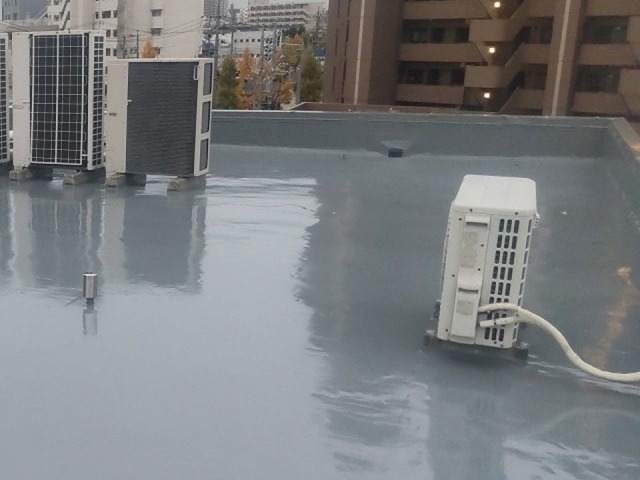 名古屋市天白区で陸屋根の屋上防水、土砂がたまって傷んだ排水口に改修用ドレンを設置
