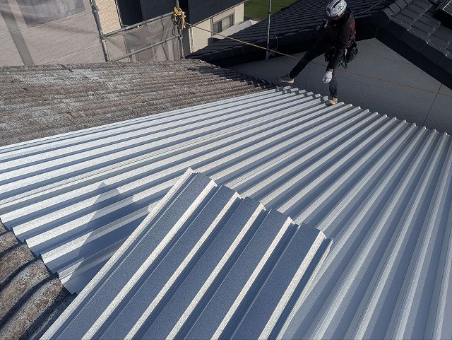 尾張旭市のガルバリウム鋼板製折板屋根を用いた倉庫屋根カバー工事の本体施工