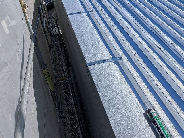 尾張旭市の倉庫建物屋根カバー工事、雨風から守るケラバ板金や雨押え板金の設置