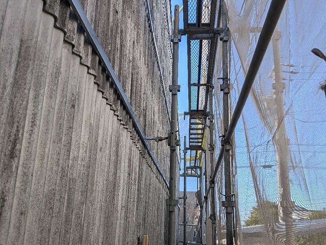 尾張旭市で経年劣化が進んだ倉庫波型スレート外壁へのカバー工事の下地材取り付け