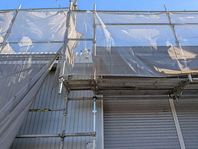 尾張旭市の倉庫波型スレート外壁へのカバー工事、ガルバリウム鋼板を用いた張り仕上げ