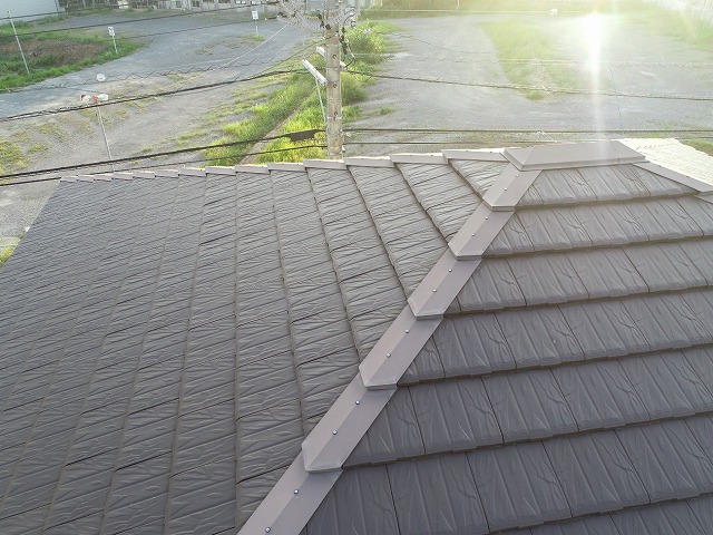 岩倉市で屋根点検、陶器瓦屋根の板金役物に色あせなどの経年劣化を確認