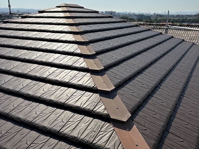 隅棟部の差し棟板金に色あせなどの劣化が見られる状況