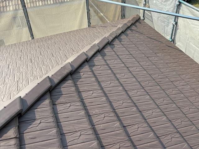 隅棟差し棟板金への陶器瓦同質瓦役物カバー設置