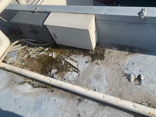 施設建物の屋上防水パラペット部分の劣化状況