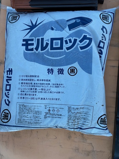 棟役物取り替え改修工事で使用する漆喰材「モルロック」