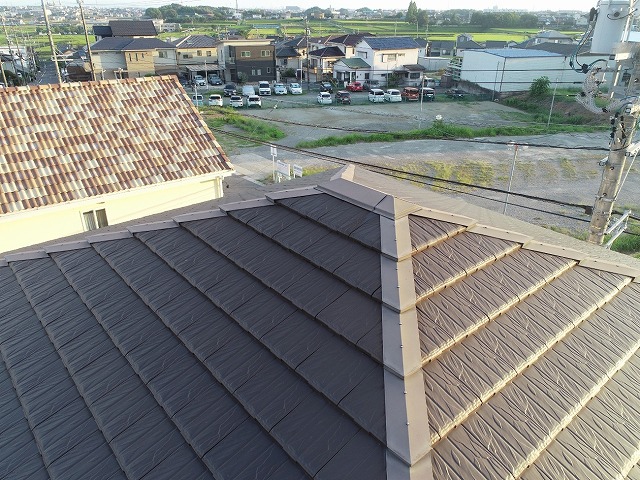 岩倉市で棟板金の取り替え改修、陶器瓦と同質の三角冠瓦設置で耐久性を向上