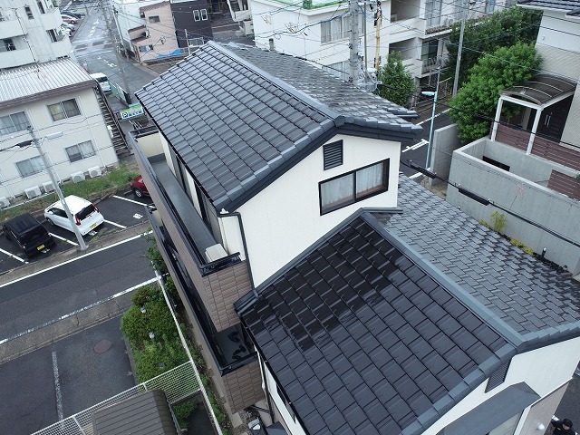 名古屋市昭和区の3階建て住宅で屋根の無料点検、平板瓦屋根の板金役物に経年劣化