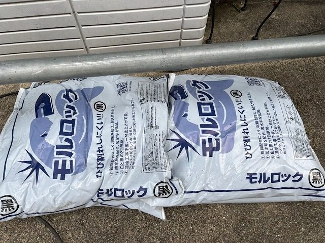 屋根役物取り替え改修工事の土台構築で使用するモルロック