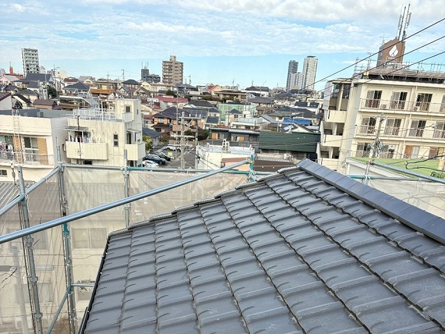 名古屋市昭和区にて平板瓦屋根の棟板金を耐久性に優れる三角冠瓦との取り替え施工