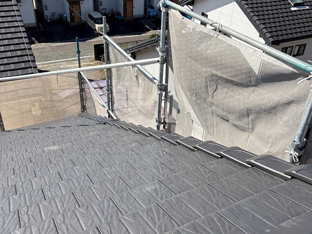 蒲郡市にて色あせが進んだ板金役物と防災瓦同質役物との取り替え工事の袖瓦設置の様子