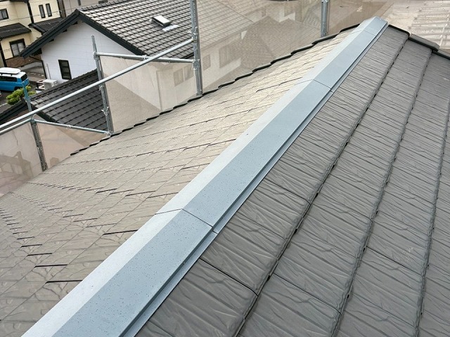 蒲郡市にて防災瓦で仕上げた屋根の板金役物取り替え工事、既存棟板金の撤去の様子
