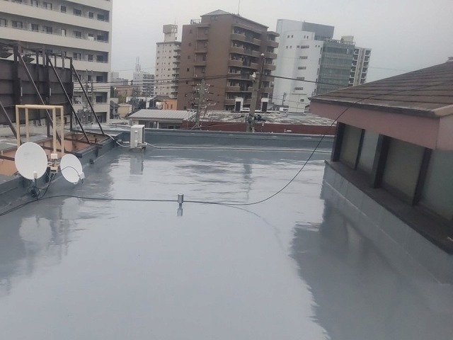 施設建物の屋上で行ったウレタン塗膜防水工事のトップコート施工が完了
