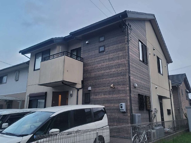蒲郡市の住宅にてサイディング外壁や付帯部に経年劣化症状を確認した現場調査の様子