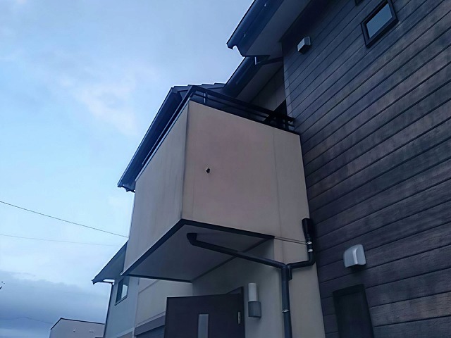 蒲郡市の住宅にて軒天に対する塗装工程、色あせや汚れを改善して美観を回復