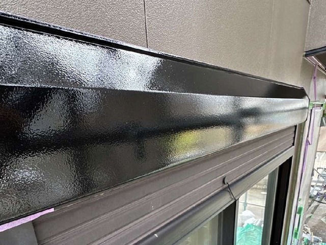 蒲郡市で庇やシャッターボックスなどの鉄部塗装、ケレンと重ね塗りで強固な塗膜を形成
