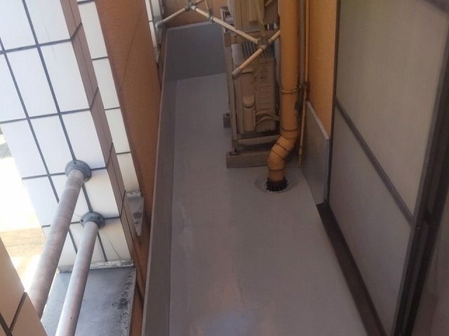 名古屋市天白区の施設建物のバルコニー部で行ったウレタン塗膜防水メンテナンスの様子