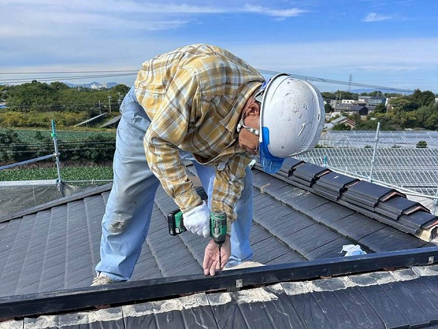 豊明市の屋根棟瓦取り直し工事、固定力が長期持続する樹脂製胴縁材の取り付け工程