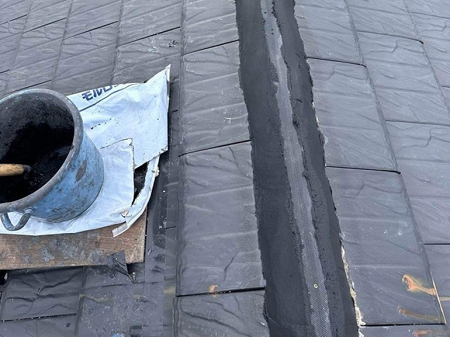 豊明市にて漆喰のひび割れが進行していた屋根棟部を取り直し、南蛮漆喰で土台を再構築