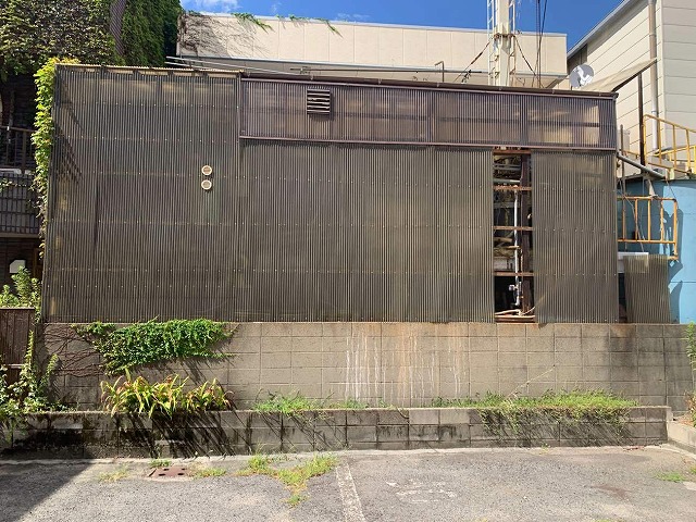 名古屋市天白区で塩ビ波板が飛散した工場プラント室の現場調査、張り替えで強風対策