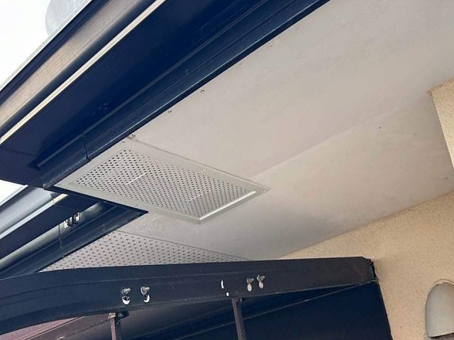 豊明市にて屋根の雨漏りで激しく傷んでいた軒天の張り替えと換気ガラリの取り付け