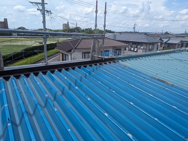 名古屋市天白区で折板屋根のカバー工法、既存屋根のサビ止め処理と笠木の下地工事