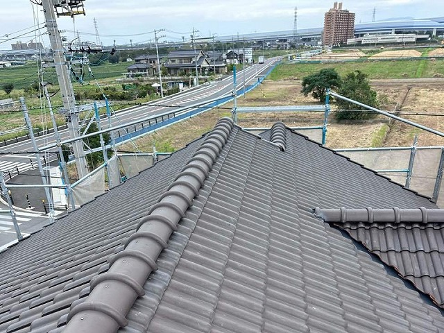 豊田市で棟瓦や袖瓦、谷板金、破風板などの劣化を解消した改修工事の仕上がり状況