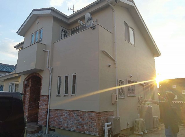 豊田市で防災瓦屋根に設置された板金役物と同質役物との取り替え改修工事を開始