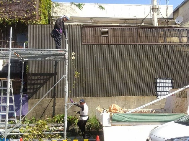 名古屋市天白区の波板張り替え工事で前面駐車場に移動式足場（ローリングタワー）の設置